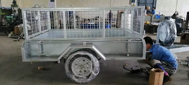 750-килограммовый оцинкованный прицеп-фургон 1